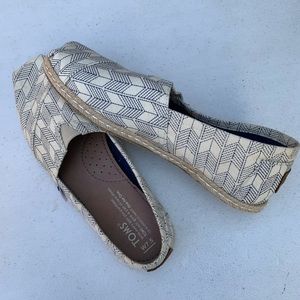 TOMS 7.5 Slip On Shoes